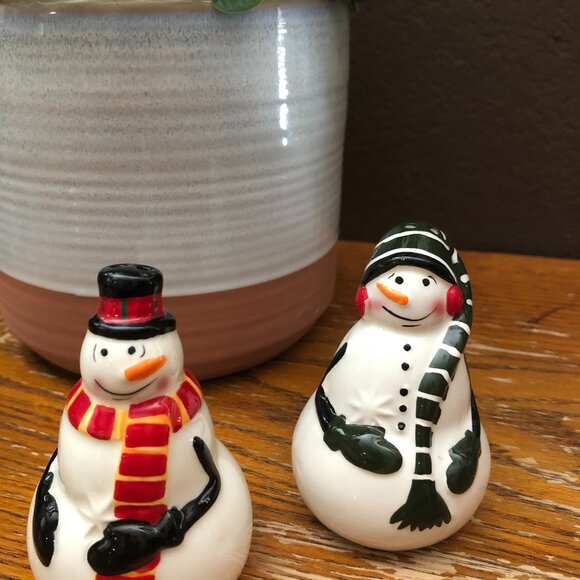 Pfaltzgraff Collectibles Snowman Folk Hand-Painted Sculpted Salt & Pepper Set - Picture 1 of 5